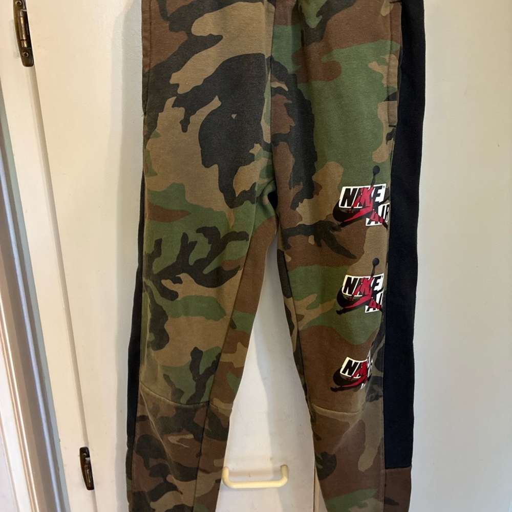 Nike Kids Green Camo Joggers boys Jumpman air Jordan red m 10-12 medium rare
